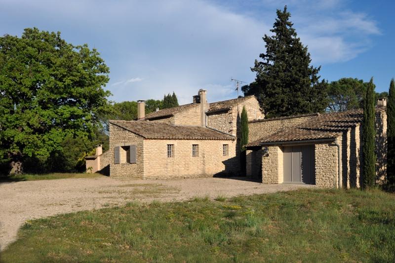 Luberon, on a 15.800 m² flat piece of land, old silkworm nursery converted and renovated